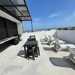 Modern Beautiful Loft 8 Min Away From The Beach!