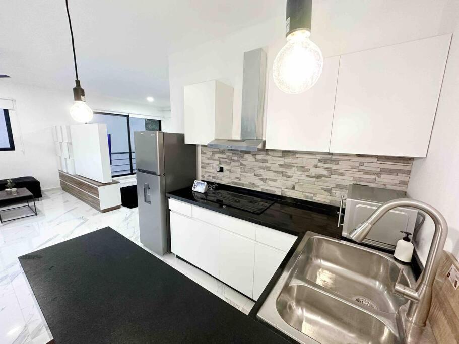 Modern Beautiful Loft 8 Min Away From The Beach! Apartamento
