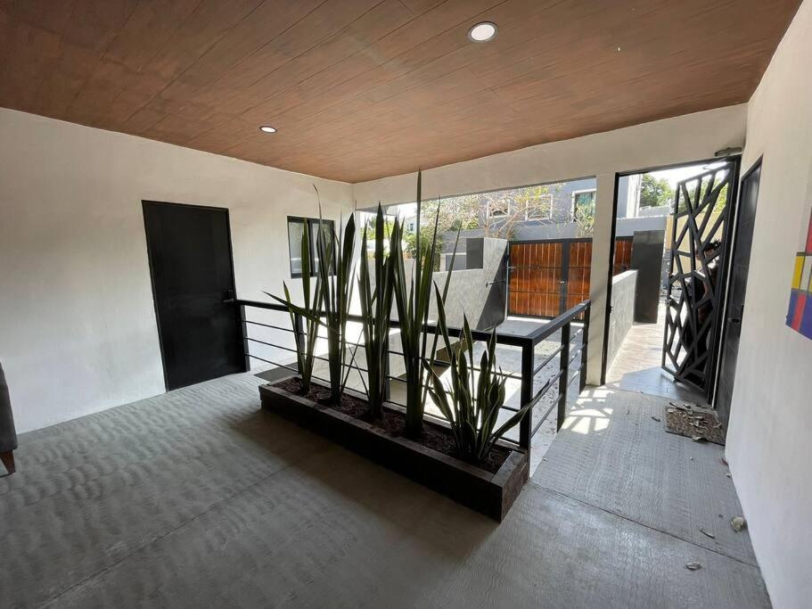 Modern Beautiful Loft 8 Min Away From The Beach! Apartamento